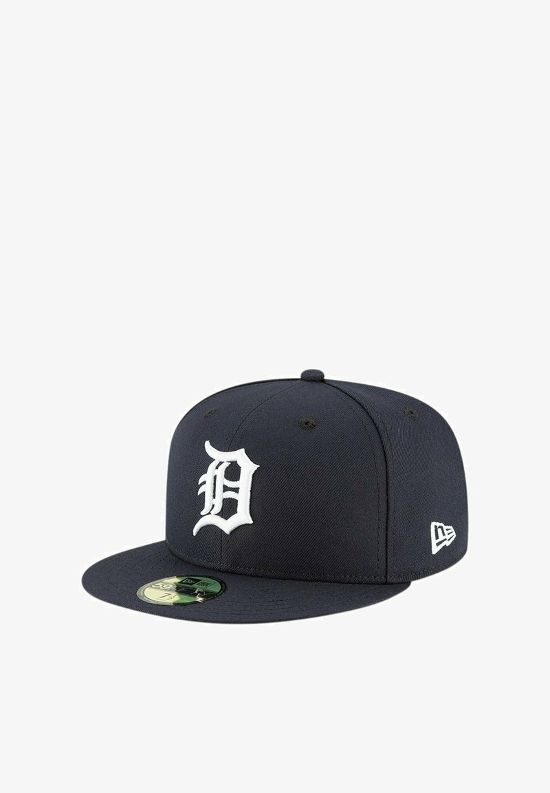 Gorra de béisbol marina hecha de tejido texturizado, con un prominente logo blanco de "D" en la parte frontal y visera plana. Incluye una pegatina en la visera.