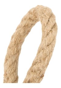 Gros plan d'une boucle épaisse en corde de fibres naturelles avec des brins torsadés visibles et une texture beige rugueuse sur fond blanc.