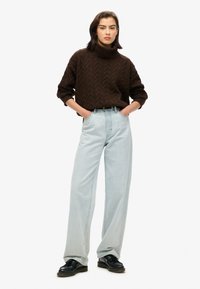 Superdry & Co LIGHTWEIGHT CABLE ROLL NECK - Jersey de punto - dark brown twist