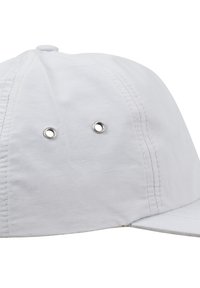 Fehér, szövetből készült baseball sapka, amelynek tetején két fém szellőzőnyílás található. Strukturált korona és ívelt napellenző jellemzi.