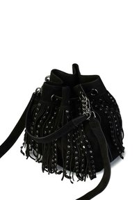 Czarna zamszowa torebka typu bucket z frędzlami, srebrnymi ćwiekami i odczepianym paskiem na ramię. Miękka tekstura i zaokrąglony kształt.