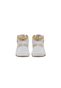 Sneakers alte in pelle bianca con dettagli dorati, finiture testurizzate, collo posteriore dorato e suola in gomma marrone chiaro.