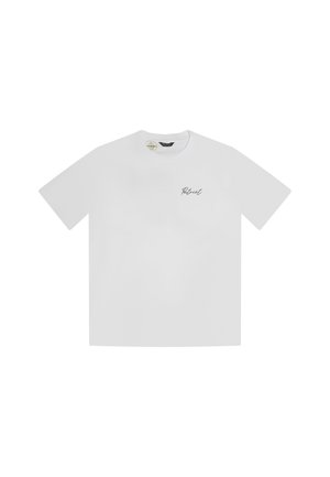 Weißes T-Shirt mit kurzen Ärmeln und Rundhalsausschnitt, mit kleinem schwarzem "Patriot"-Text auf der linken Brust und zwei Etiketten in der Nähe des Halsbunds.