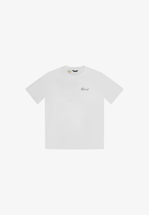 Weißes T-Shirt mit kurzen Ärmeln und Rundhalsausschnitt, mit kleinem schwarzem "Patriot"-Text auf der linken Brust und zwei Etiketten in der Nähe des Halsbunds.