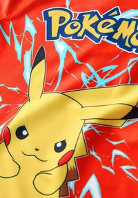 Lik Pikachu z rdečimi licami in ušesi s črnimi konicami na rdeči podlagi z modrimi bliski ter delno vidnim napisom "Pokémon".