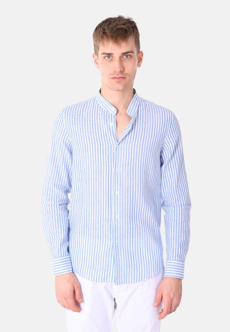 Camicia a maniche lunghe a righe blu chiaro e bianche con colletto alla coreana, chiusura con bottoni e design slim fit. Tessuto morbido e testurizzato.