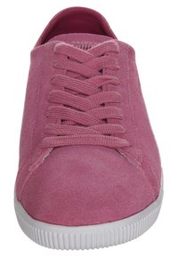 Sneaker in suede rosa con lacci piatti, punta rotonda e suola in gomma bianca texturizzata. La parte superiore ha una finitura liscia con dettagli di cucitura.