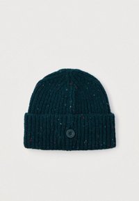 Beanie lavorato a maglia di un verde scuro con texture a coste, fibre multicolori a pois, risvolto e un singolo bottone nero al centro anteriore.