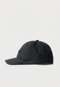 Gorra de béisbol negra de seis paneles con visera curva y orificios de ventilación sobre un fondo blanco.