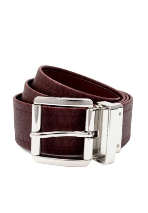 Cinturón de cuero texturizado color rojo oscuro con una hebilla de metal plateado brillante. Incluye costuras visibles y un diseño de doble tenedor.