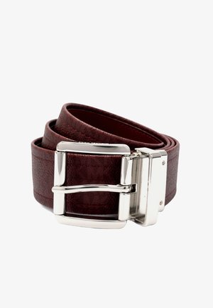 Ceinture en cuir texturé rouge foncé avec une boucle en métal argenté brillante. Les caractéristiques incluent des coutures visibles et un design à double ardillon.