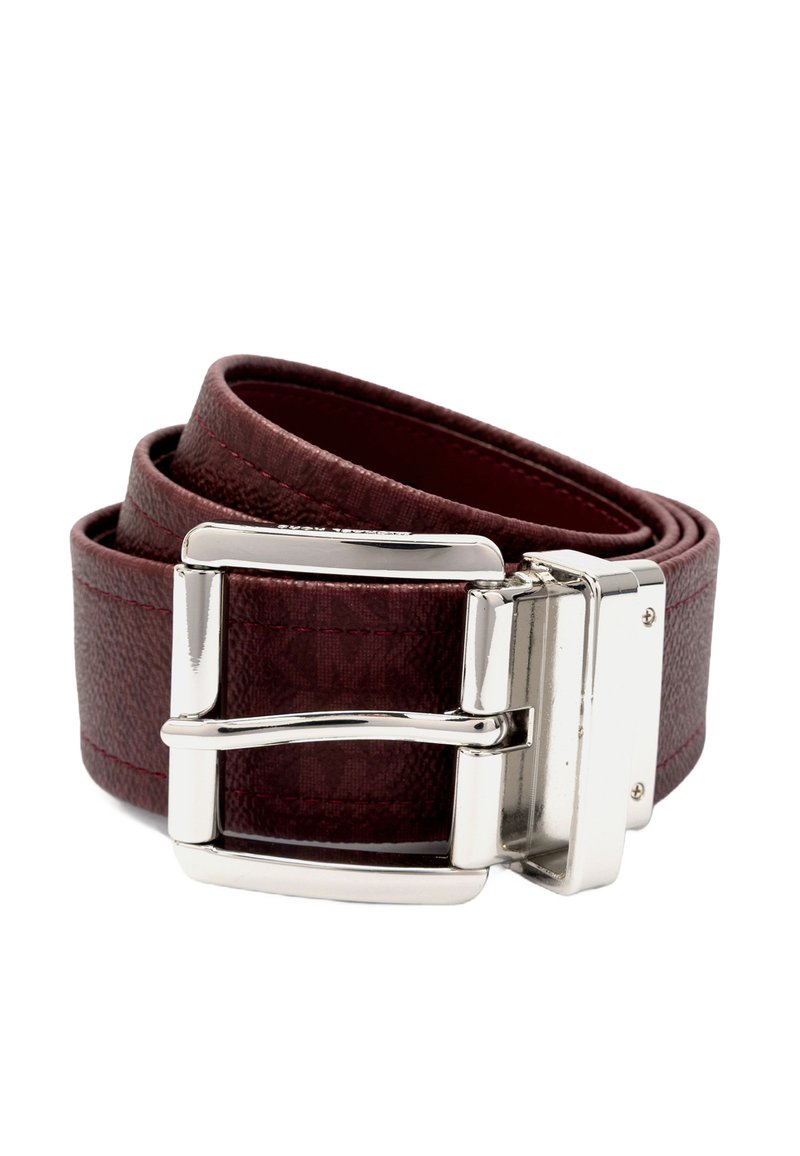Ciemnoczerwony skórzany pasek z teksturą, z błyszczącą srebrną klamrą metalową. Cechy obejmują widoczne szwy oraz podwójny system zaczepu.