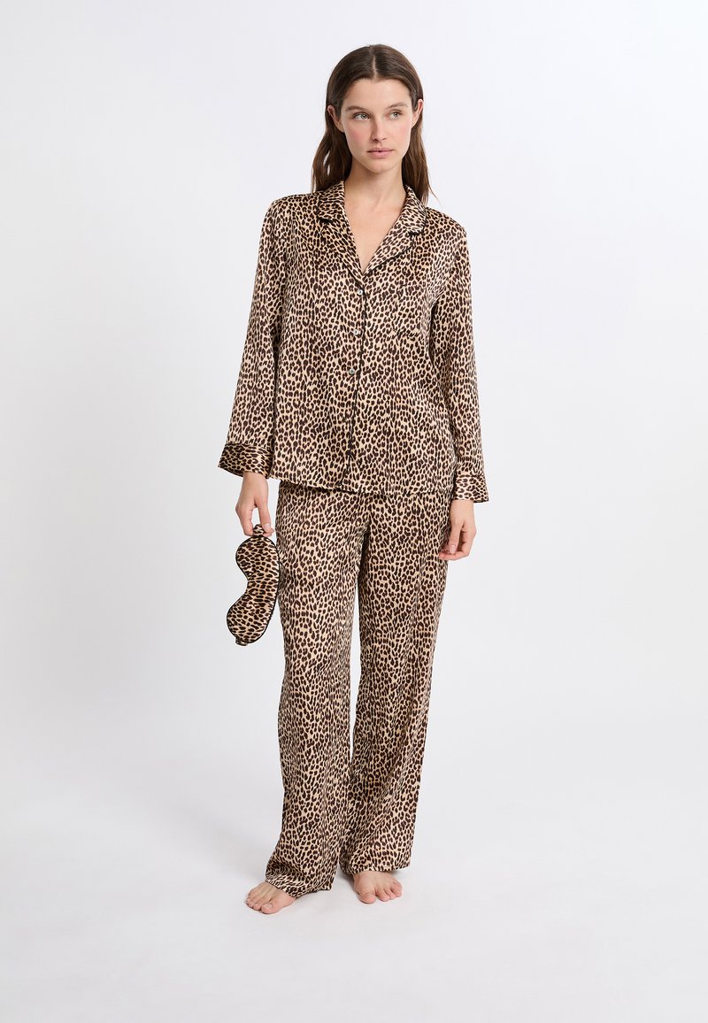 Ensemble de pyjama à imprimé léopard en tissu doux ; comprend un haut à boutons avec col et un pantalon long, ainsi qu'un masque de sommeil assorti. Mélange de coton.
