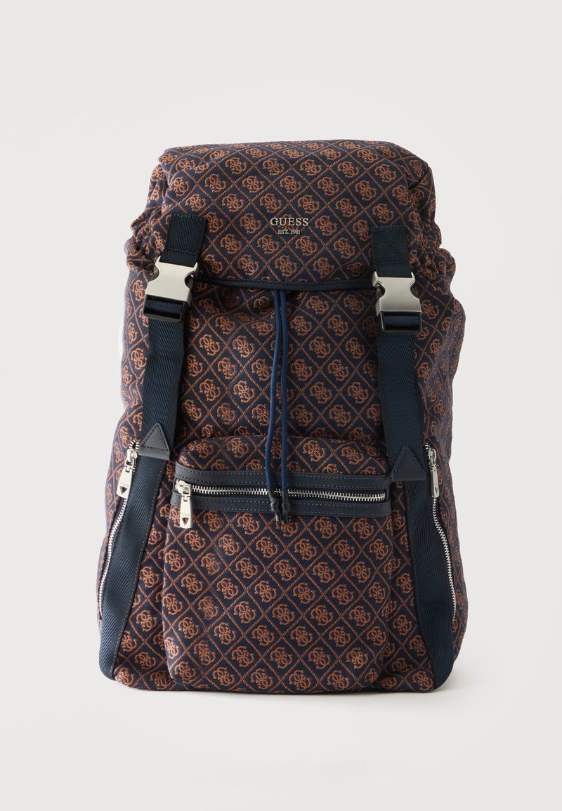 Sac à dos Guess bleu marine et marron à motifs, zips argentés, poche avant, fermeture cordon et bretelles réglables avec boucles métalliques.