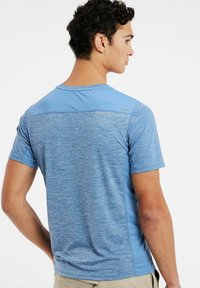 Svetlomodré športové tričko s textúrovaným dizajnom, krátkymi rukávmi a akcentovanými pruhmi na hornej časti chrbta pre zvýšenú priedušnosť.