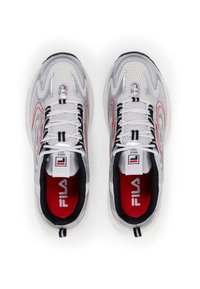 Weiße Netzsneaker mit silbernen Akzenten, rotem Rand und schwarzen Details. Verfügt über eine dicke Sohle und ein sichtbares Schnürsystem. Logo auf der Zunge und der Innensohle.