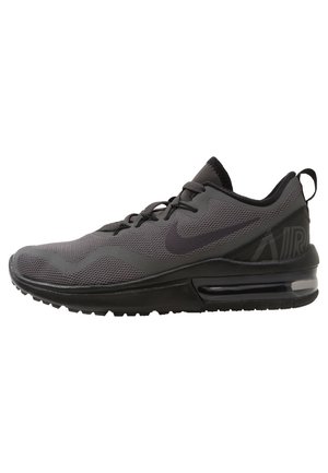 Ciemnoszary but sportowy Nike Air Max z cholewką z siateczki, czarną podeszwą, poduszką powietrzną w pięcie oraz pętelką z tyłu.