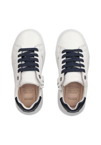 Weiße Leder-Sneaker mit marineblauen Schnürsenkeln und Akzenten. Runde Zehenpartie, Textilfutter und seitlicher Reißverschluss für einfachen Zugang. Geox-Logo vorhanden.