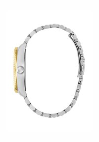 Montre en acier inoxydable argenté avec un bezel doré, bord texturé et maillons polis dans le bracelet. Cadran circulaire avec une surface lisse.