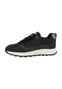 Scarpe sportive nere con accenti grigi, tomaia texturizzata, design con lacci e suola bianca imbottita con battistrada decorato.