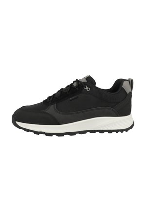 Zapatillas deportivas negras con acentos grises, parte superior texturizada, diseño de cordones y una suela blanca acolchada con un dibujo en la banda de rodadura.