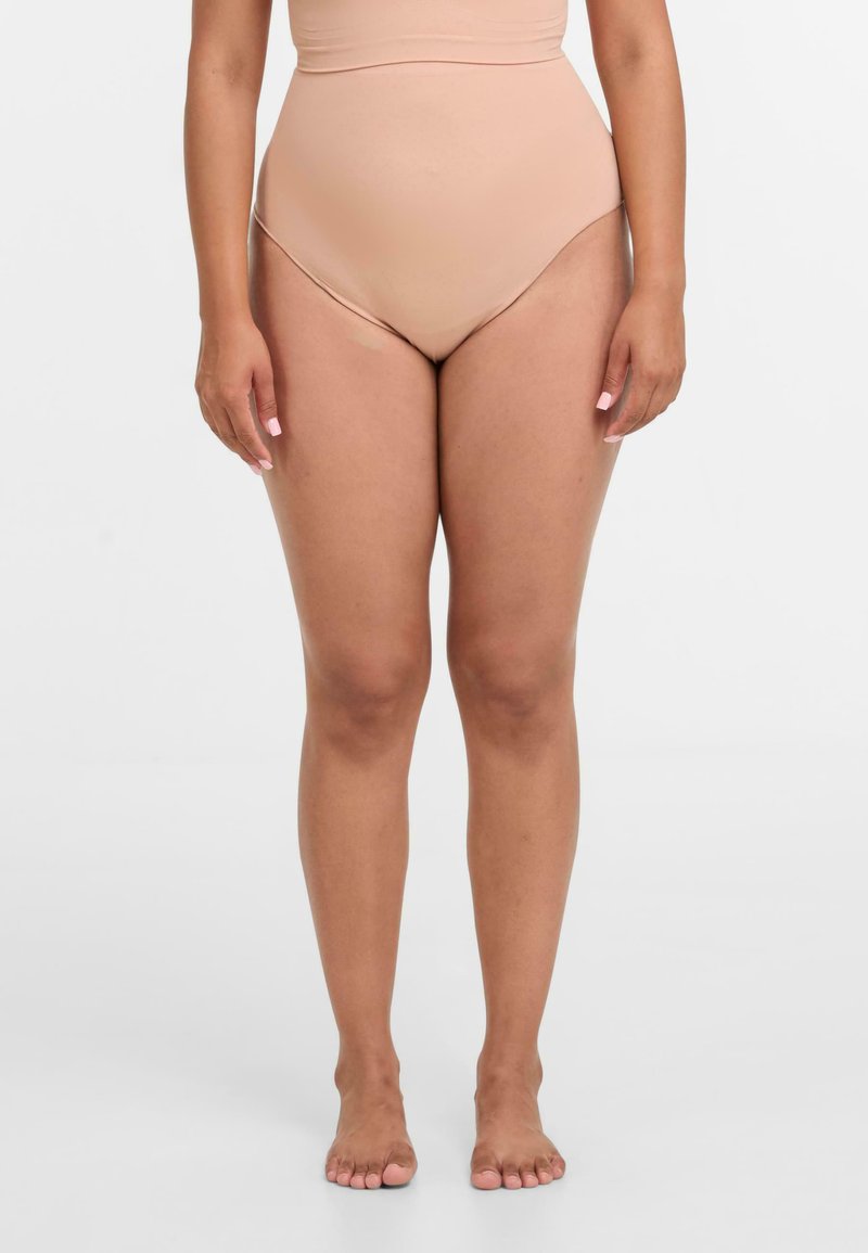 Helle beige hochtaillierte Bikinihose aus dehnbarem Material, mit einer glatten Textur und minimalistischem Design. Keine sichtbaren Muster.