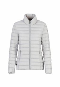 Chaqueta acolchada de un gris claro con cuello recto, cierre de cremallera, patrón de acolchado horizontal y dos bolsillos laterales. Textura suave y diseño ligero.