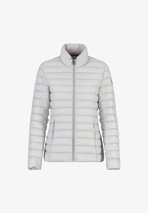 Chaqueta acolchada de un gris claro con cuello recto, cierre de cremallera, patrón de acolchado horizontal y dos bolsillos laterales. Textura suave y diseño ligero.