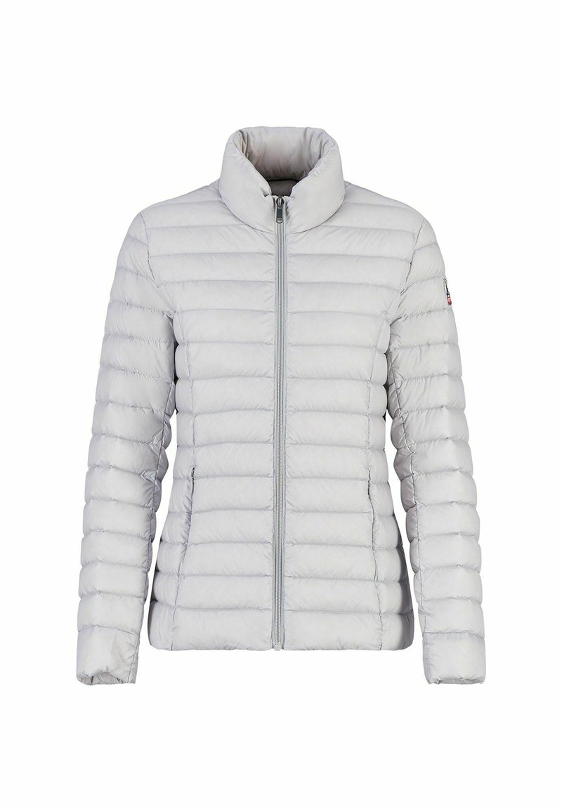 Chaqueta acolchada de un gris claro con cuello recto, cierre de cremallera, patrón de acolchado horizontal y dos bolsillos laterales. Textura suave y diseño ligero.