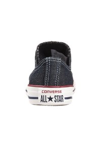 Chaussures en denim bleu à enfiler avec semelle en caoutchouc blanche et accent rouge. Présentent le logo « CONVERSE ALL STAR » sur le talon et une couture texturée.