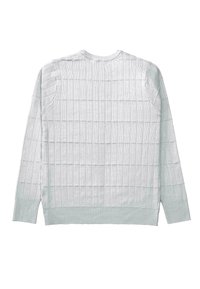 Jasnoszara sweter z dzianiny z teksturowanym wzorem w kratkę, z prążkowanymi mankietami i dołem, w fasonie z okrągłym dekoltem. Brak widocznych metek lub logo.