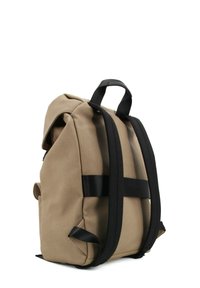 Sac à dos en tissu beige avec des bretelles noires, une poignée sur le dessus et un design arrondi. Comprend des poches externes et une surface texturée.