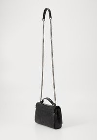 Borsa a tracolla in pelle nera strutturata con un design trapuntato, dotata di una tracolla a catena e di un manico corto con dettagli borchiati.