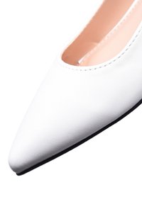 Pump bianco in pelle sintetica con punta affusolata, texture liscia, cuciture minime e design a taglio basso che espone il piede sotto la caviglia.