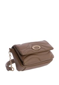 Bolso de hombro de cuero marrón con un diseño acolchado, herrajes dorados y una tapa adornada con un logo. Presenta una correa de cadena y una forma estructurada.