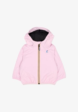Veste à capuche rose clair pour enfant, avec doublure intérieure noire, poignets élastiques et fermeture éclair devant ornée de bandes rayées et du logo K-Way sur la poitrine.