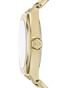 Zijaanzicht van een goudkleurig polshorloge met een zeshoekige kroon en gegraveerd "A|X"-logo, en een verbonden metalen armband.