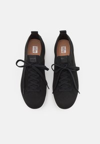 Zwarte veterschoenen met een textuur-mazig bovenwerk en een witte rubberen zool. Bevat een gevoerde kraag en een merk-inlegzool.