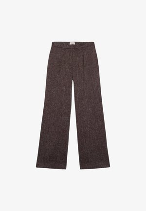 Spodnie o szerokich nogawkach z ciemnobrązowego materiału o fakturze, z przodu z zakładkami i gładkim pasem. Brak kieszeni i dodatkowych elementów metalowych.