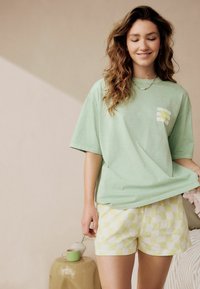 Next GRAPHIC SET - Pyžamová sada - sage green lemons