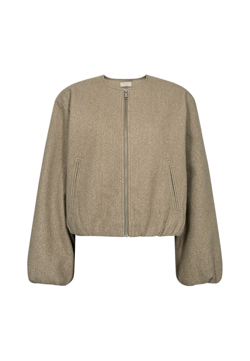 Kort bomberjacka i ljusbrunt texturerat tyg, med dragkedja fram, två sidofickor och elastisk nederkant för en figursydd silhuett.