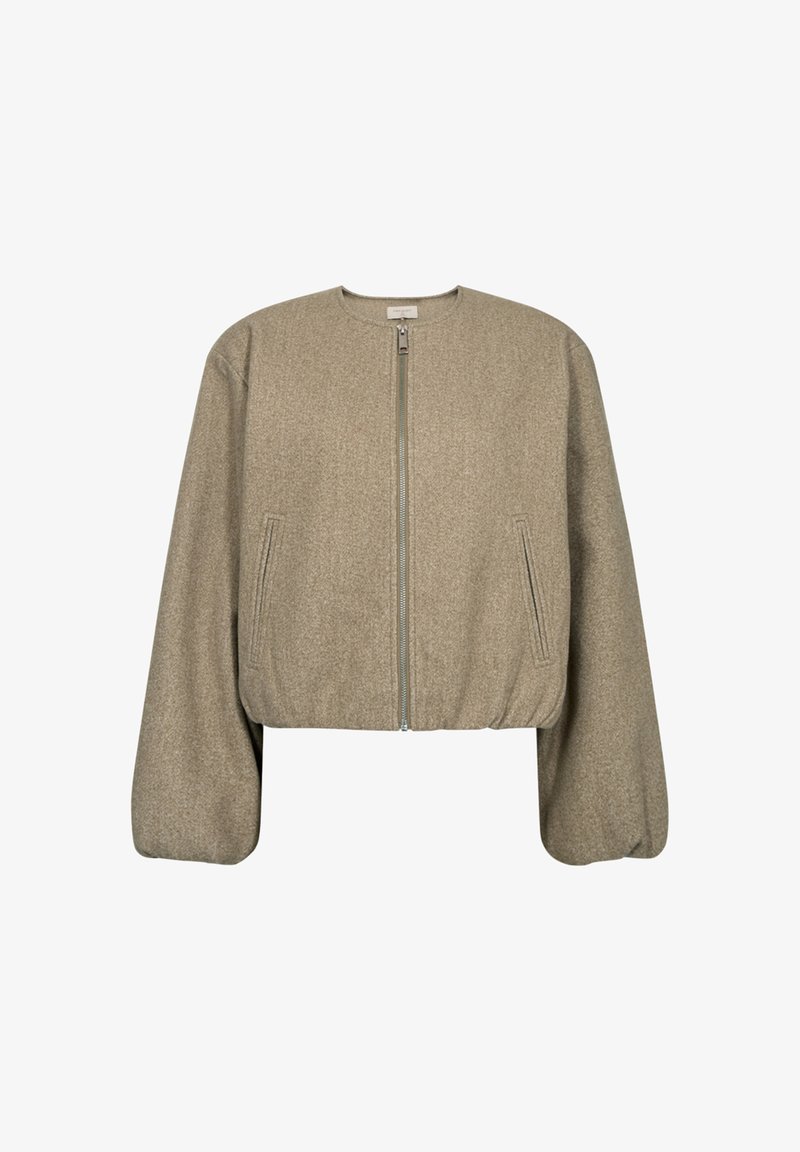 Kort bomberjacka i ljusbrunt texturerat tyg, med dragkedja fram, två sidofickor och elastisk nederkant för en figursydd silhuett.
