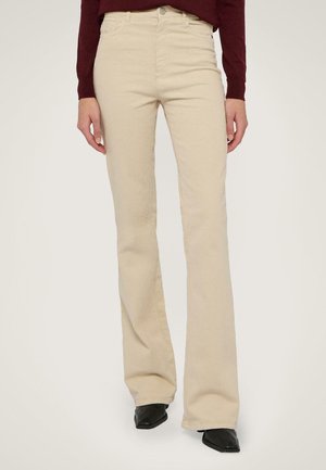 Beige flared jeans van zacht katoen. Beschikt over vijf zakken, een aansluitende taille en een klassieke knoopsluiting. Soepele textuur met minimale details.