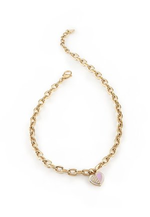 Goldkette mit großen ovalen Gliedern und einem herzförmigen Anhänger, der pinke Akzente und klare Edelsteine aufweist, verstellbar mit einem Karabinerverschluss.
