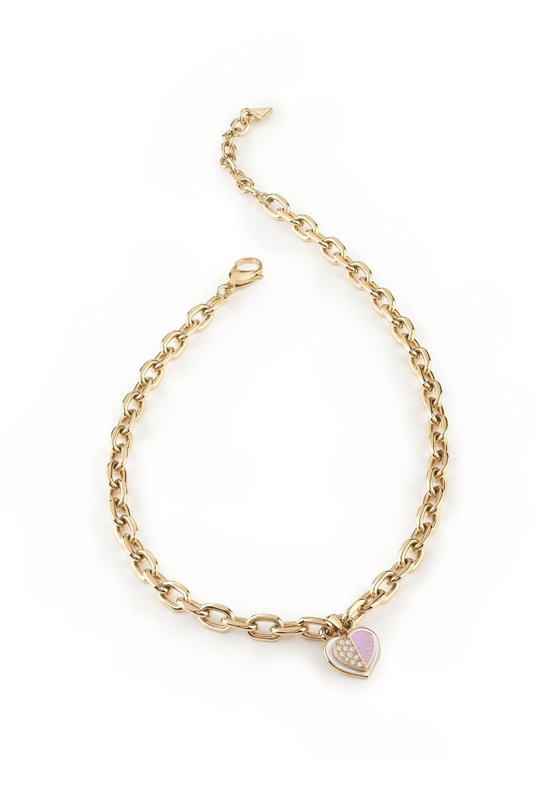 Gouden ketting met grote ovale schakels en een harthanger met roze accenten en heldere edelstenen, verstelbaar met een hondenlipsluiting.