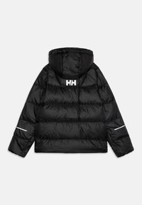 Chaqueta acolchada negra con capucha, con un diseño de acolchado horizontal, logo blanco en la parte posterior y detalles reflectantes en las mangas.