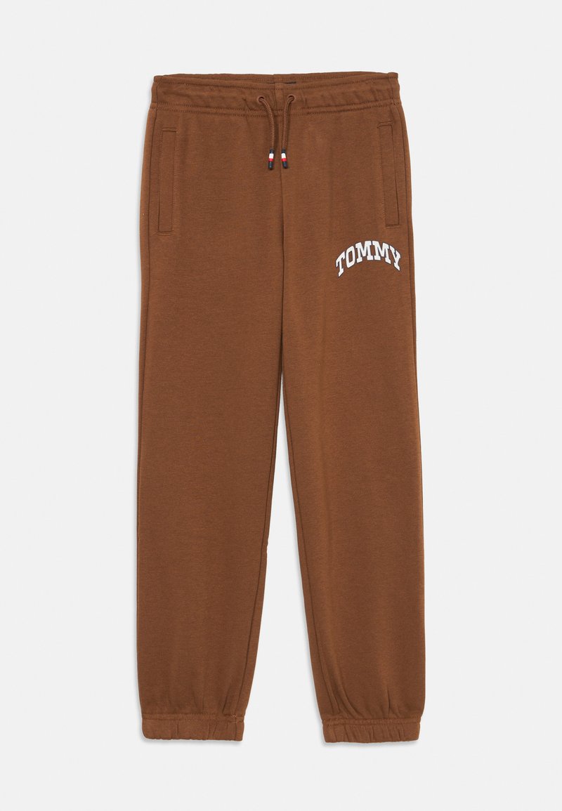 Brune joggebukser med elastiske mansjetter og justerbar snor i livet. Har ordet "TOMMY" i hvitt på venstre ben. To sidelommer.