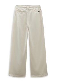 Pantaloni a gamba larga in un tessuto beige chiaro, caratterizzati da una texture liscia, tasche posteriori e passanti per la cintura, con orli puliti e una vestibilità sartoriale.