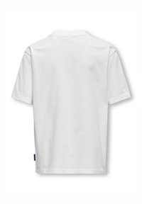 Camiseta de algodón blanca con mangas cortas, cuello acanalado y una pequeña etiqueta lateral. Textura suave, sin patrones ni gráficos visibles.