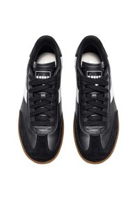 Sneaker basse nere realizzate in una combinazione di camoscio e pelle, con strisce bianche, lacci neri e suola in gomma naturale.